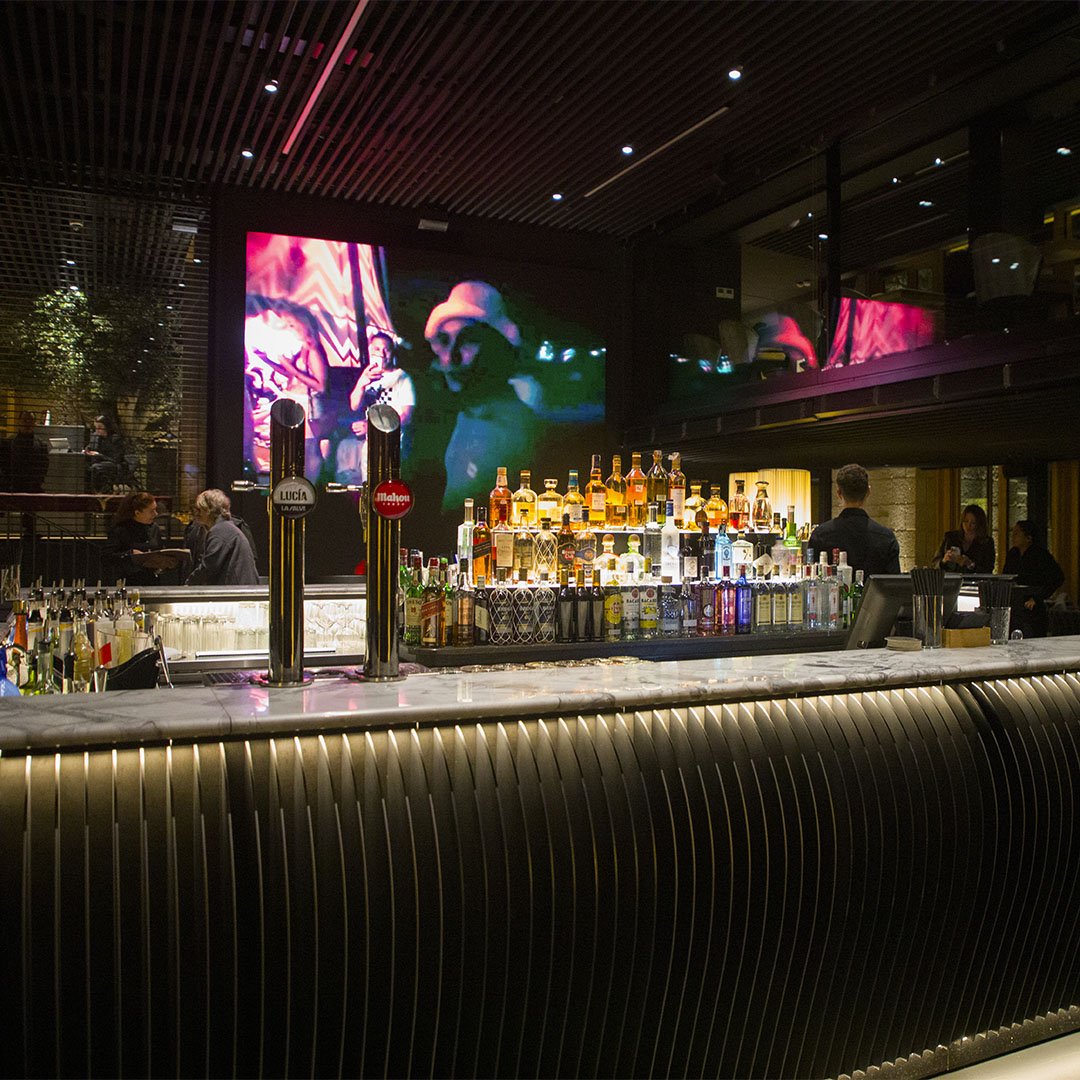 Templario Lounge Bar, barra y pantalla gigante